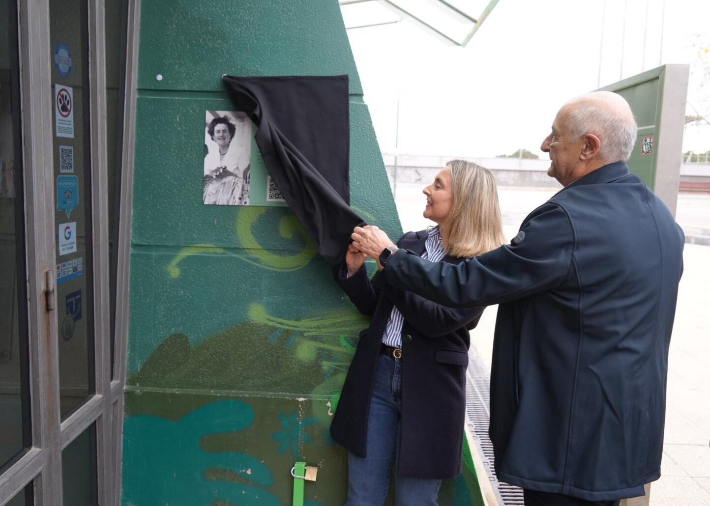 La consejera de Política Social, Familias e Igualdad, Conchita Ruiz, junto al sobrino de Piedad de la Cierva, Juan de la Cierva, durante el acto de descubrimiento de la placa conmemorativa de la científica murciana
