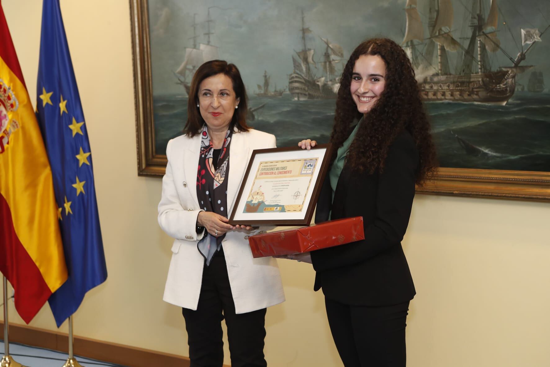 Claudia Mayoral recibe el premio de la ministra Margarita Robles