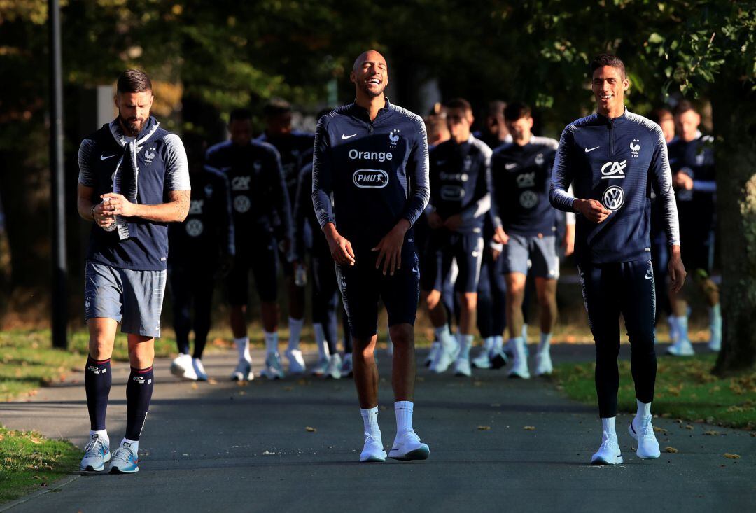 Varane, acompañado de Nzonzi y Giroud, en la concentración francesa en Clairefontaine