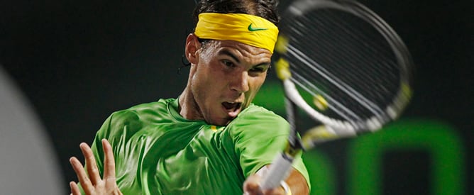 Nadal golpea una pelota en Miami