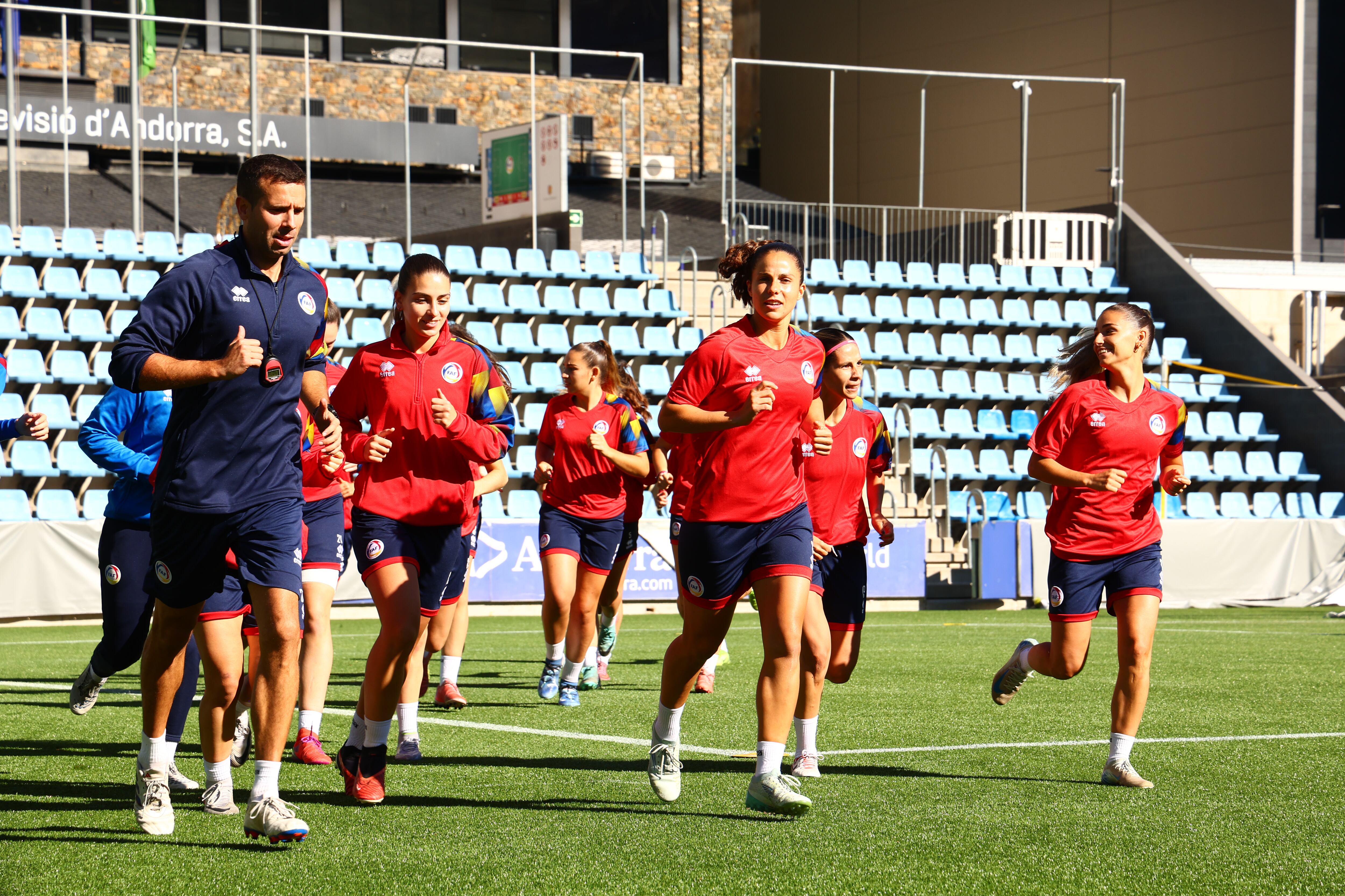 Entrenament oficial de la selecció femenina a l'Estadi Nacional previ al primer amistós davant Gibraltar