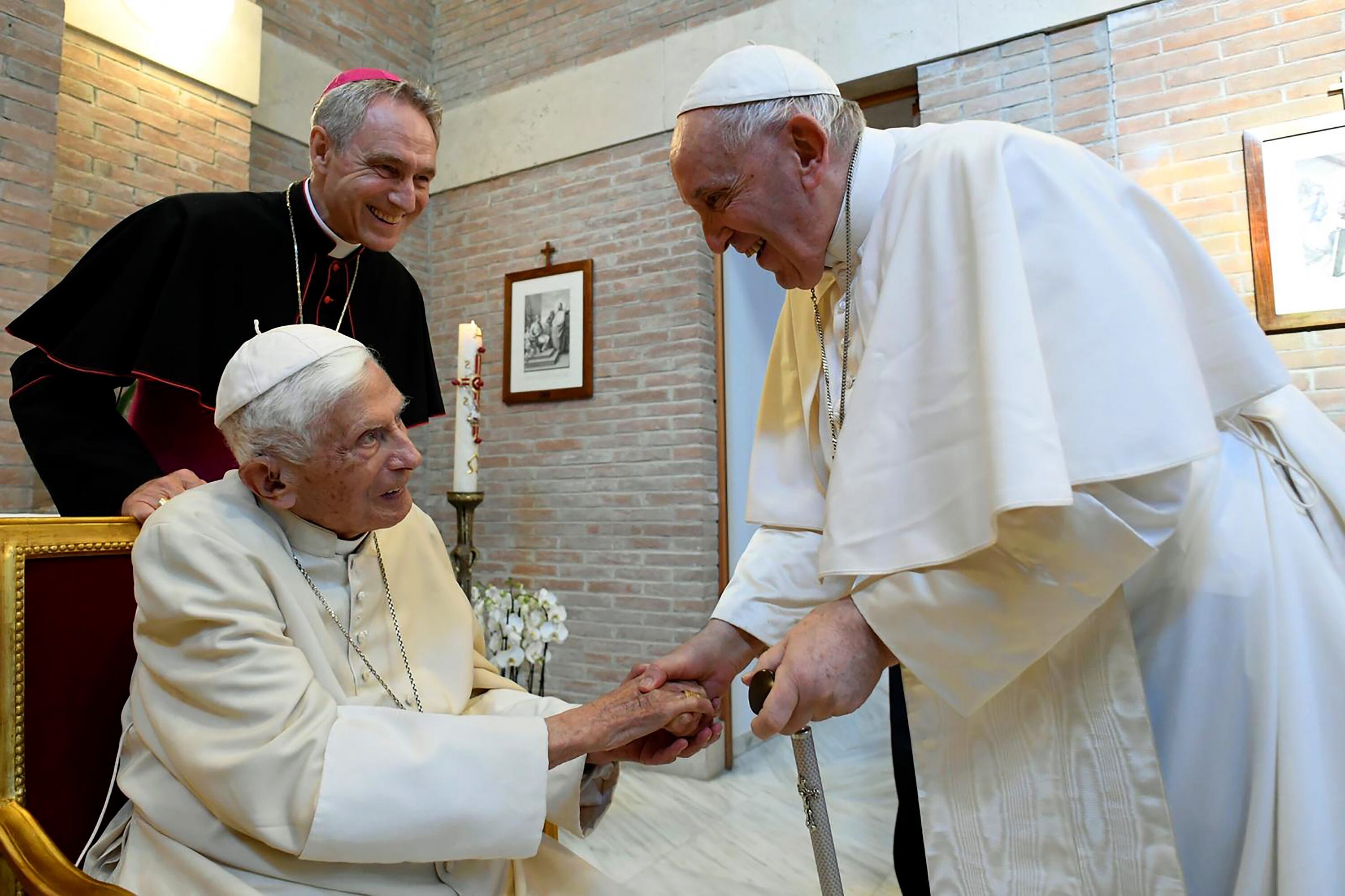 Una de las últimas imágenes del papa emérito el pasado mes de agosto. (Photo by Vatican Media via Vatican Pool/Getty Images)