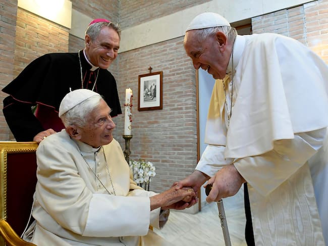 Una de las últimas imágenes del papa emérito el pasado mes de agosto. (Photo by Vatican Media via Vatican Pool/Getty Images)