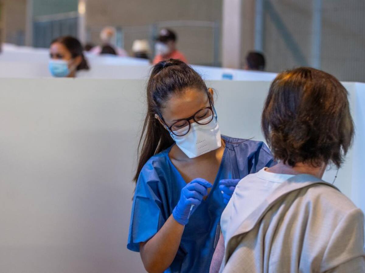 Los contagios de COVID siguen subiendo entre los jóvenes