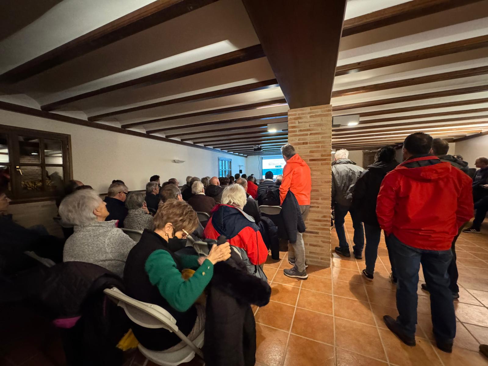 Vecinos de Loporzano, Tierz y Quicena en la reunión informativa sobre la planta de biogás celebrada el viernes