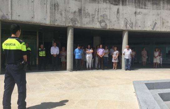 Minuto de silencio contra el atentado de Estambul en las puertas del ayuntamiento de Tres Cantos