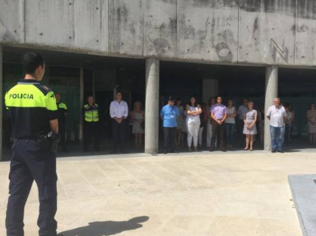 Minuto de silencio contra el atentado de Estambul en las puertas del ayuntamiento de Tres Cantos