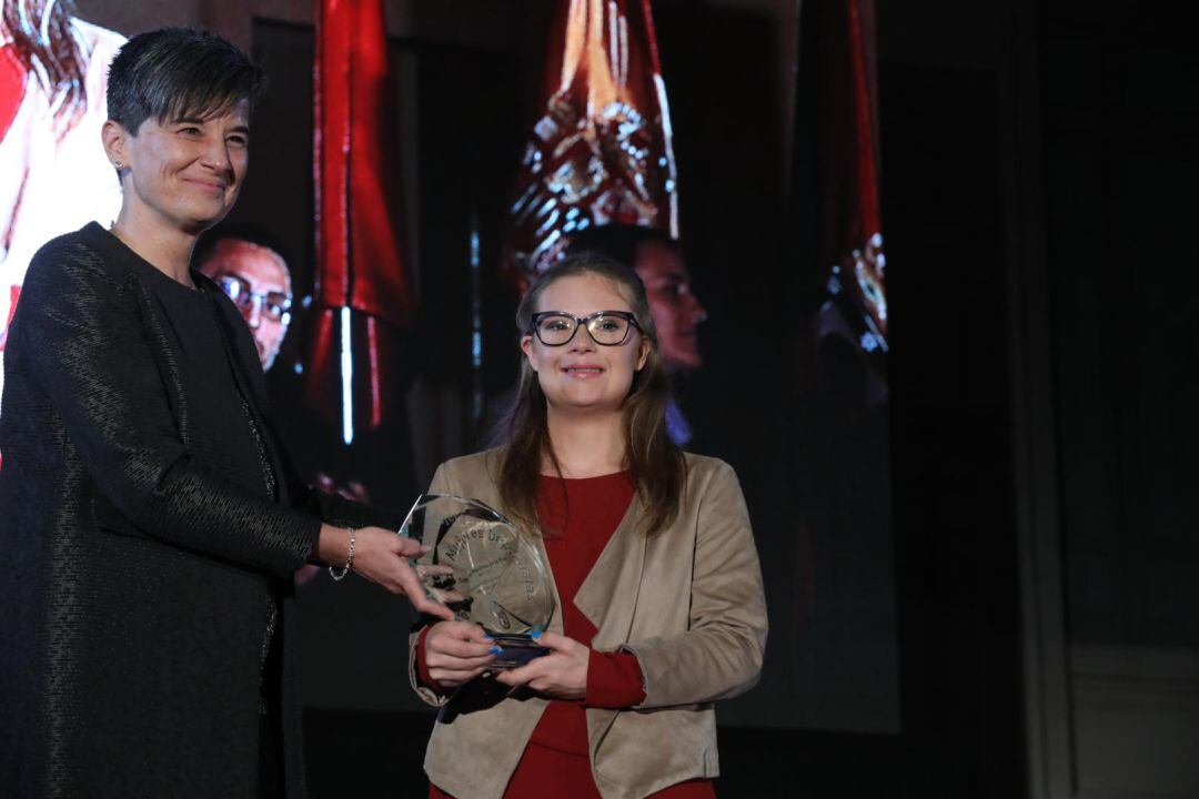 Camino Martínez recibe el premio en la I Gala de Mujeres Deportistas de Madrid