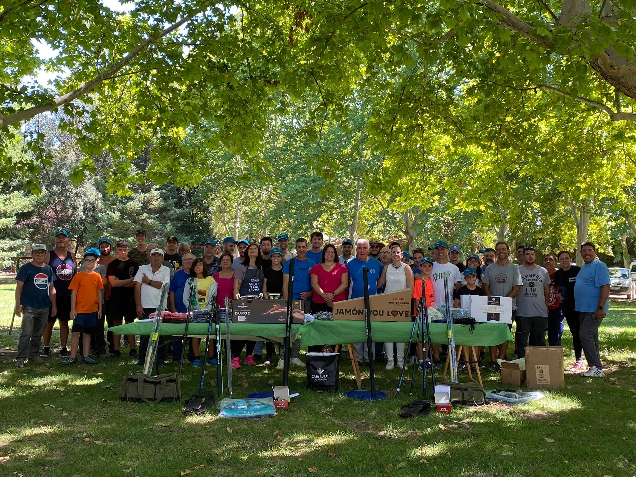 Foto de familia de los participantes en el concurso de pesca