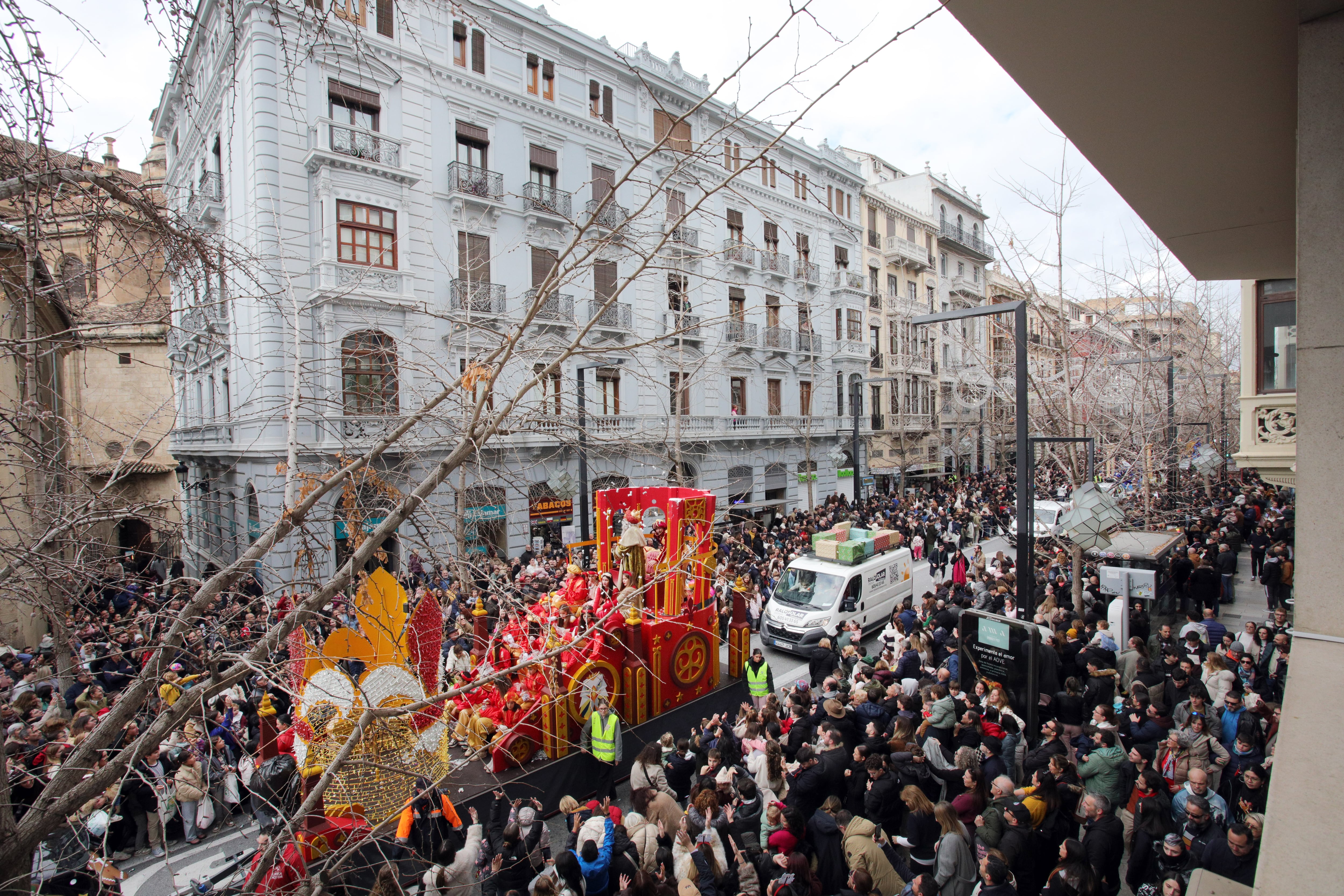 GRANADA, 05/01/2026.- La carroza con el Rey Melchor participa este lunes en la cabalgata de los Reyes Magos de Granada que se ha adelantado debido a las condiciones meteorológicas. EFE/Pepe Torres