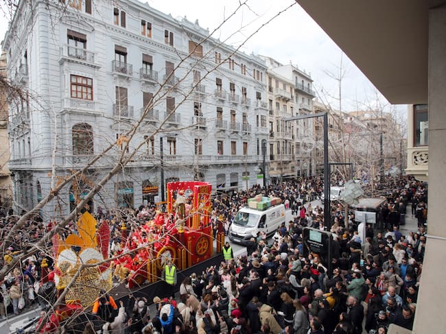 GRANADA, 05/01/2026.- La carroza con el Rey Melchor participa este lunes en la cabalgata de los Reyes Magos de Granada que se ha adelantado debido a las condiciones meteorológicas. EFE/Pepe Torres