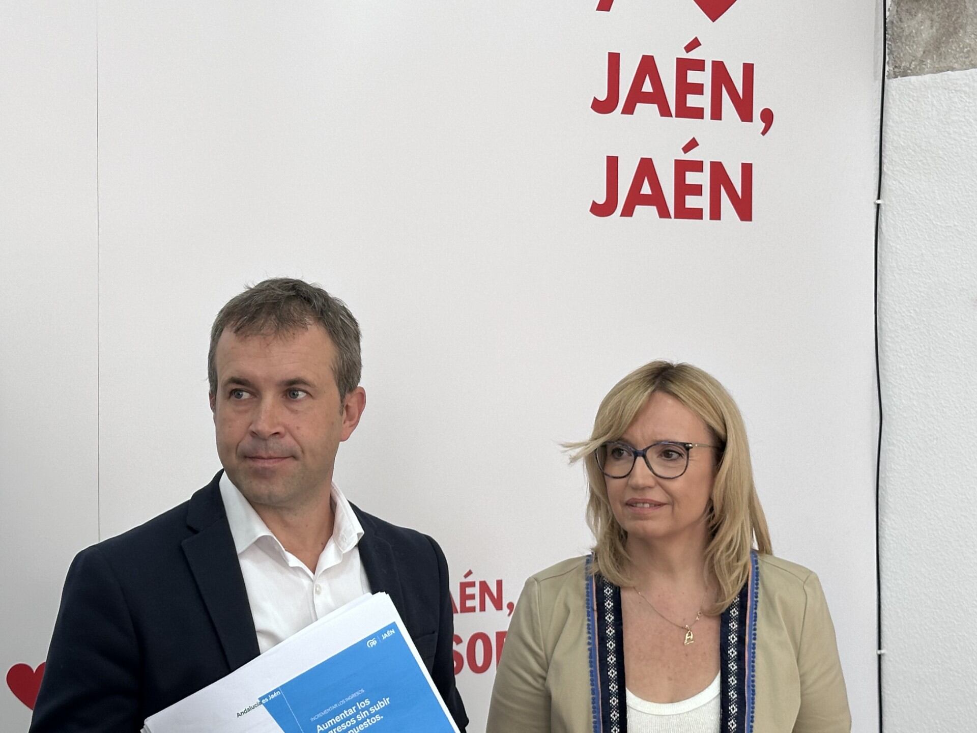 Los concejales socialistas en el Ayuntamiento de Jaén, Julio Millán y Mari Carmen Angulo.