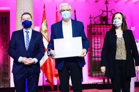 Tomás Ballesteros, recibiendo en representación de Fundación Fuente Agria el premio de la Junta de Comunidades