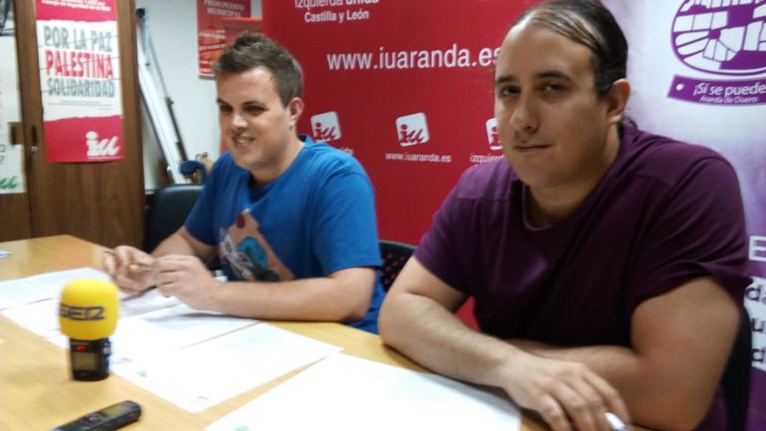 Jonathan Gete (izq), portavoz municipal de IU, y Mario Martín, ex concejal de Sí Se Puede Aranda, en una imagen de archivo sobre una propuesta conjunta en 2017