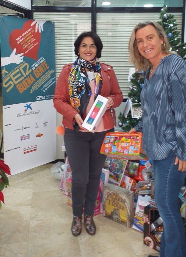 Eva Timoteo e Isabel Albás, concejalas de Ciudadanos en el Ayuntamiento de Córdoba, traen juguetes para la campaña Ser Buena Gente 2019