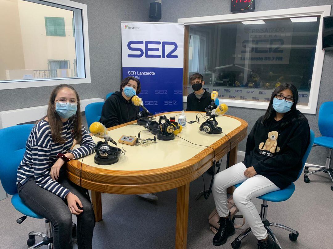 Andrea, Anahí, Gabriel y Selma, estudiantes del IES Playa Honda que han realizado el reportaje, en los estudios de SER Lanzarote.