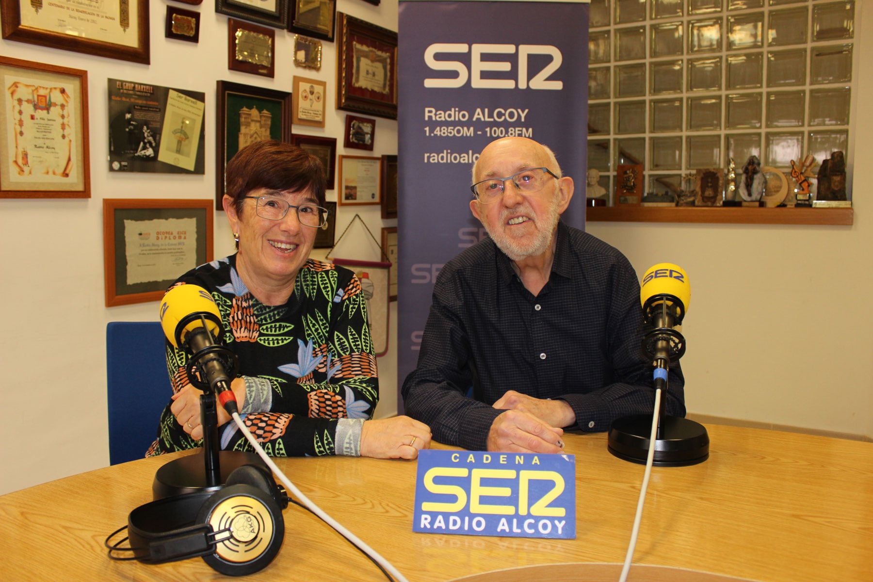 Inma Llopis y Vicent Agulló, en el estudio central de Radio Alcoy