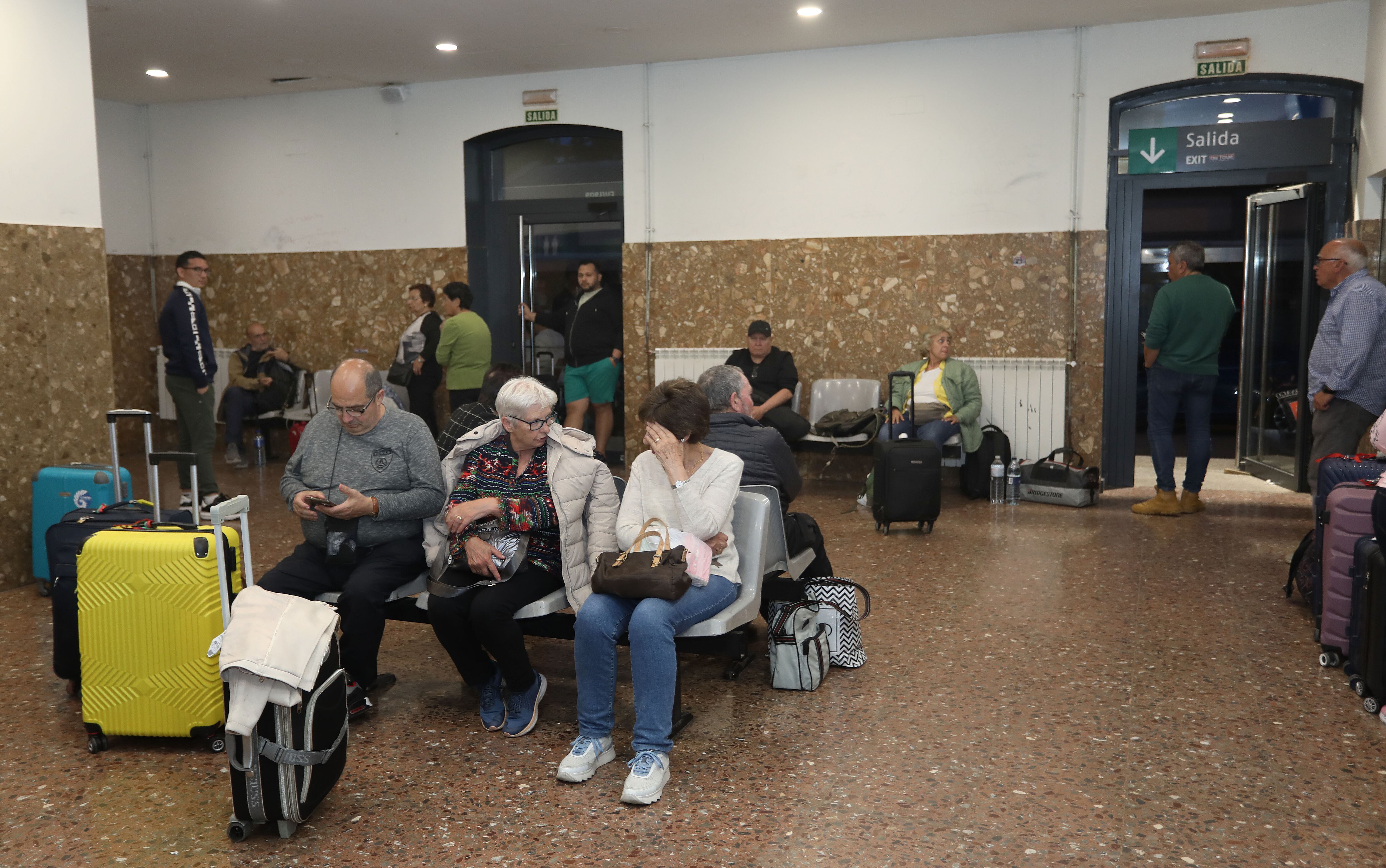 El tren que cubría la línea Madrid-Irún ha quedado detenido en la estación de Venta de Baños y sus viajeros han quedado retenidos, en la imagen la sala de espera de la estación