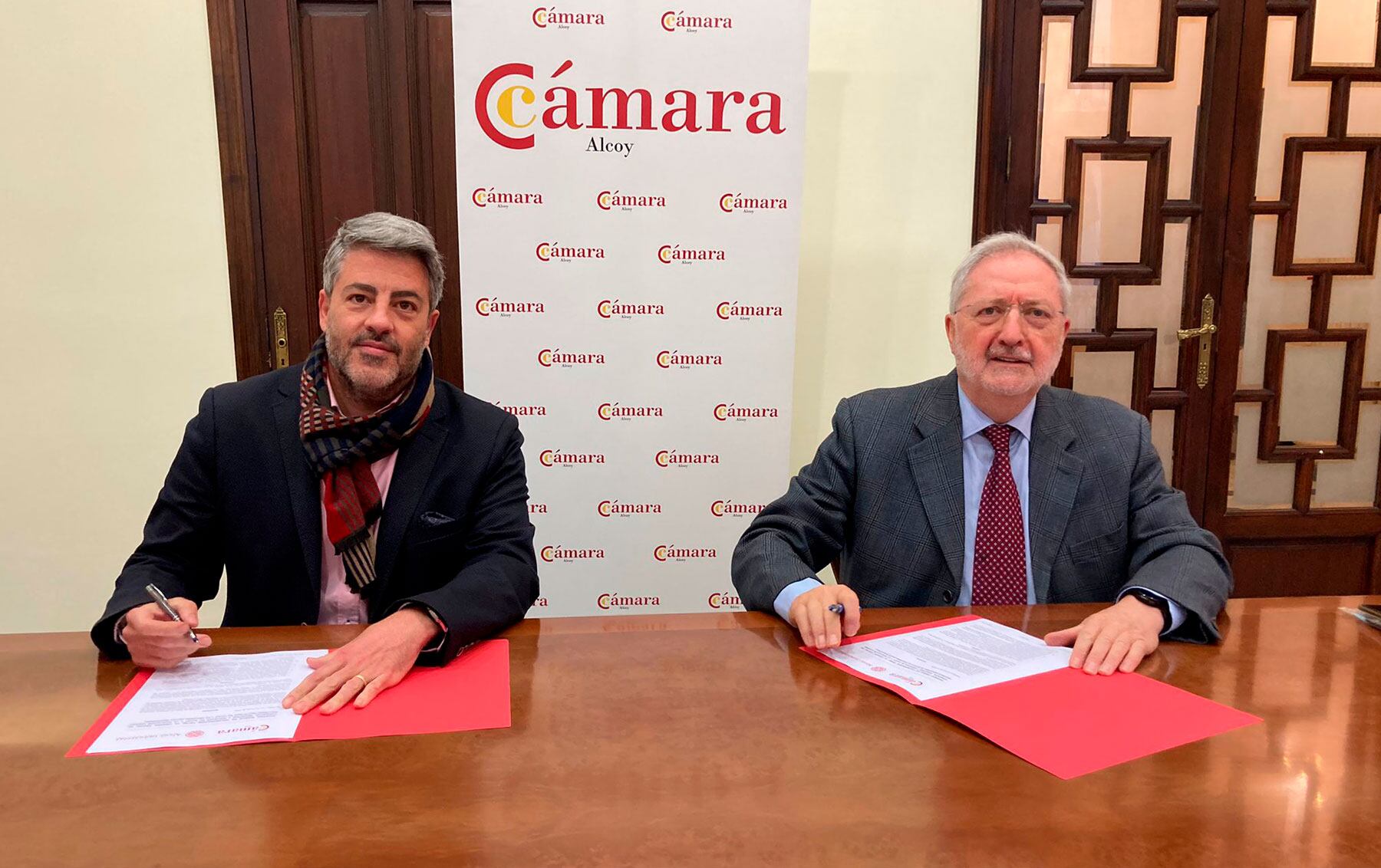 Pablo de Gracia en el momento de la firma de un convenio con Alcoy industrial junto al presidente de esta entidad, Enrique Masiá