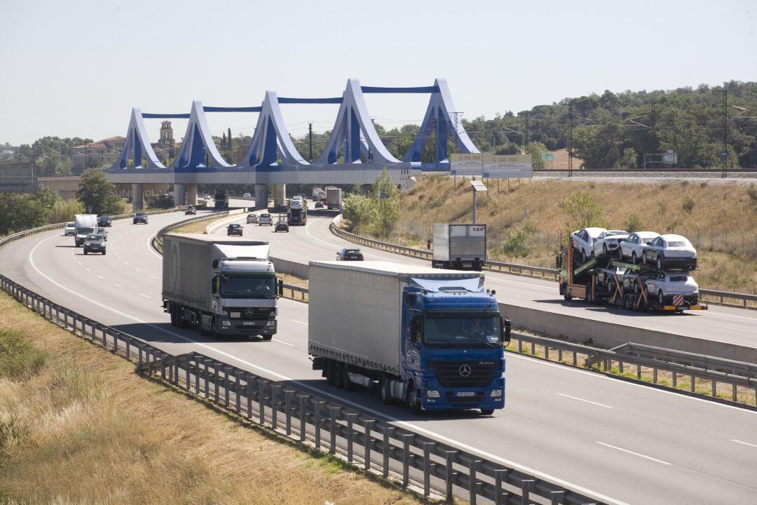 Archivo - Imagen de recurso de camiones por las carreteras