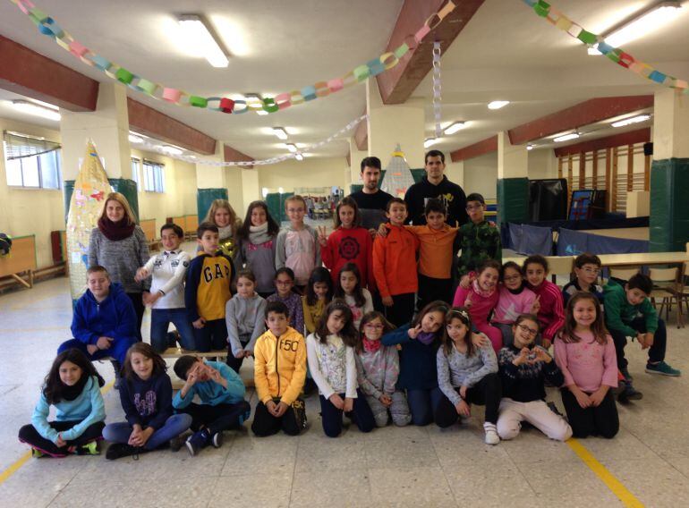 Imagen de los jóvenes que participan en el campamento urbano organizado por la Concejalía de Educación y Juventud.