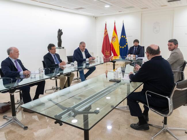 El presidente de la Comunidad de Murcia, Fernando López Miras (3d) y el consejero de agua, Agricultura y Pesca Antonio Luengo (d), en una imagen de archivo durante la reunión que han mantenido con el presidente del Sindicato Central de Regantes del Acueducto Tajo-Segura (SCRATS), Lucas Jiménez (3i) y los catedráticos de Derecho y de Ingeniería Civil Antonio Fanlo (i) y Luis Garrote (2i), respectivamente, para abordar la afección a los desembalses de los cambios del caudal ecológico previstos en la cuenca cedente