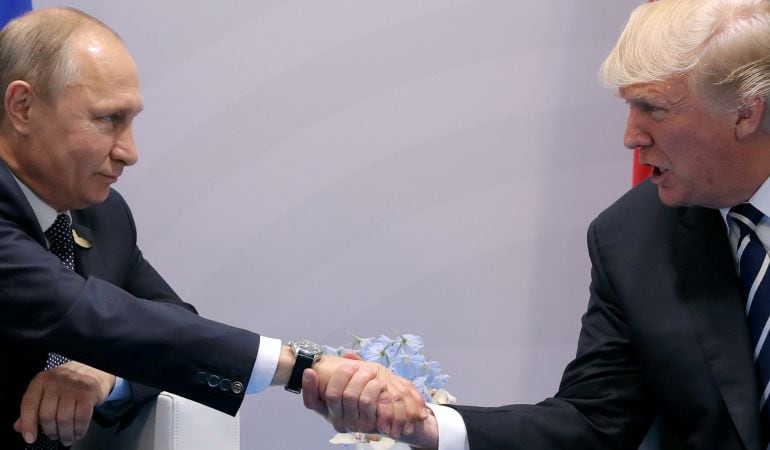 El presidente de Estados Unidos Donald Trump y su homólogo ruso Vladimir Putin, se dan la mano en el encuentro bilateral durante la cumbre del G20 en Hamburgo, Alemania. 