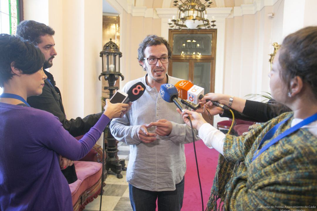 El alcalde, José María González, compareciendo ante los medios en el Ayuntamiento de Cádiz