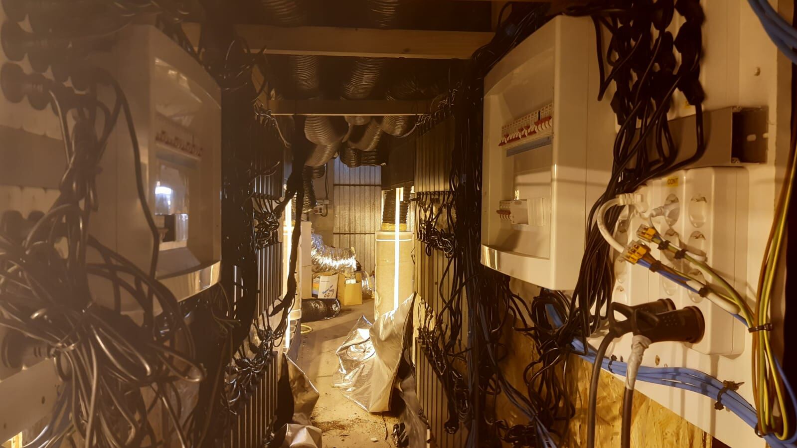 Operaris de la companyia de la llum han participat en el desmantellament de la instal·lació.