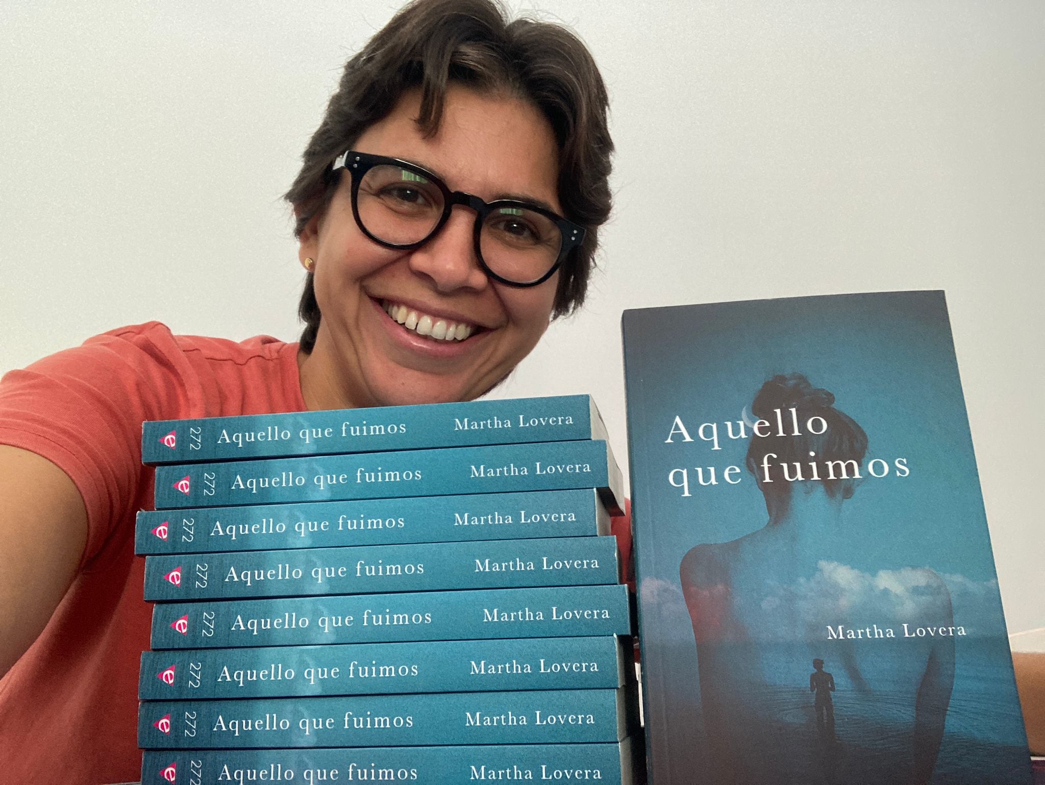 Martha Lovera junto a su segundo libro