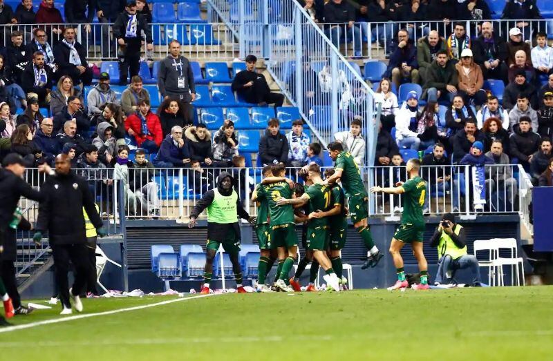 Celebración del gol de Manu Sánchez en la Rosaleda