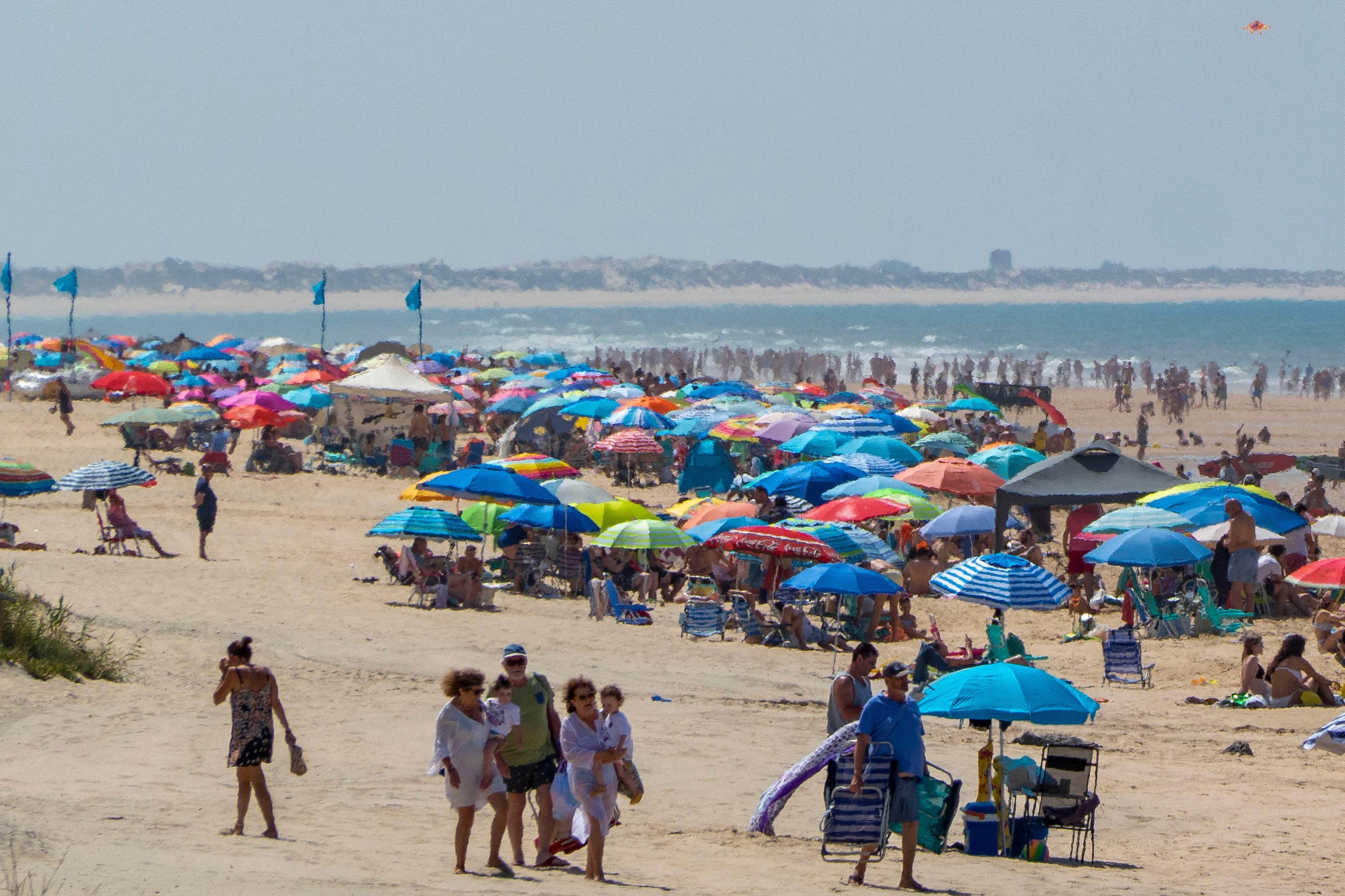 Una playa llena de personas, en una imagen de archivo.
