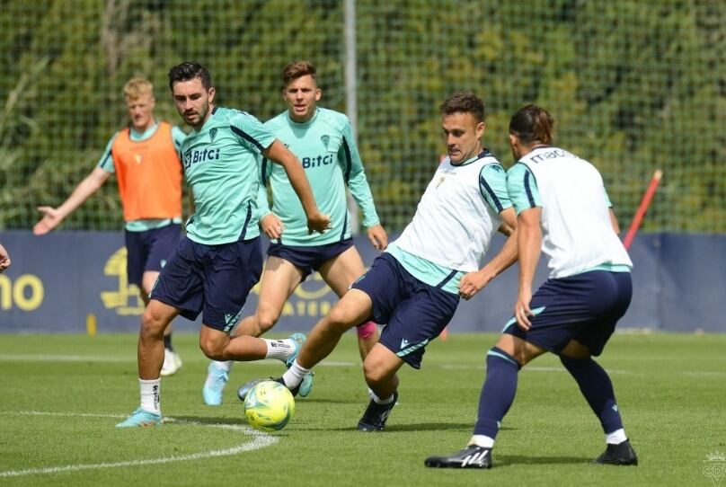 Víctor Chus en un entrenamiento con el Cádiz CF