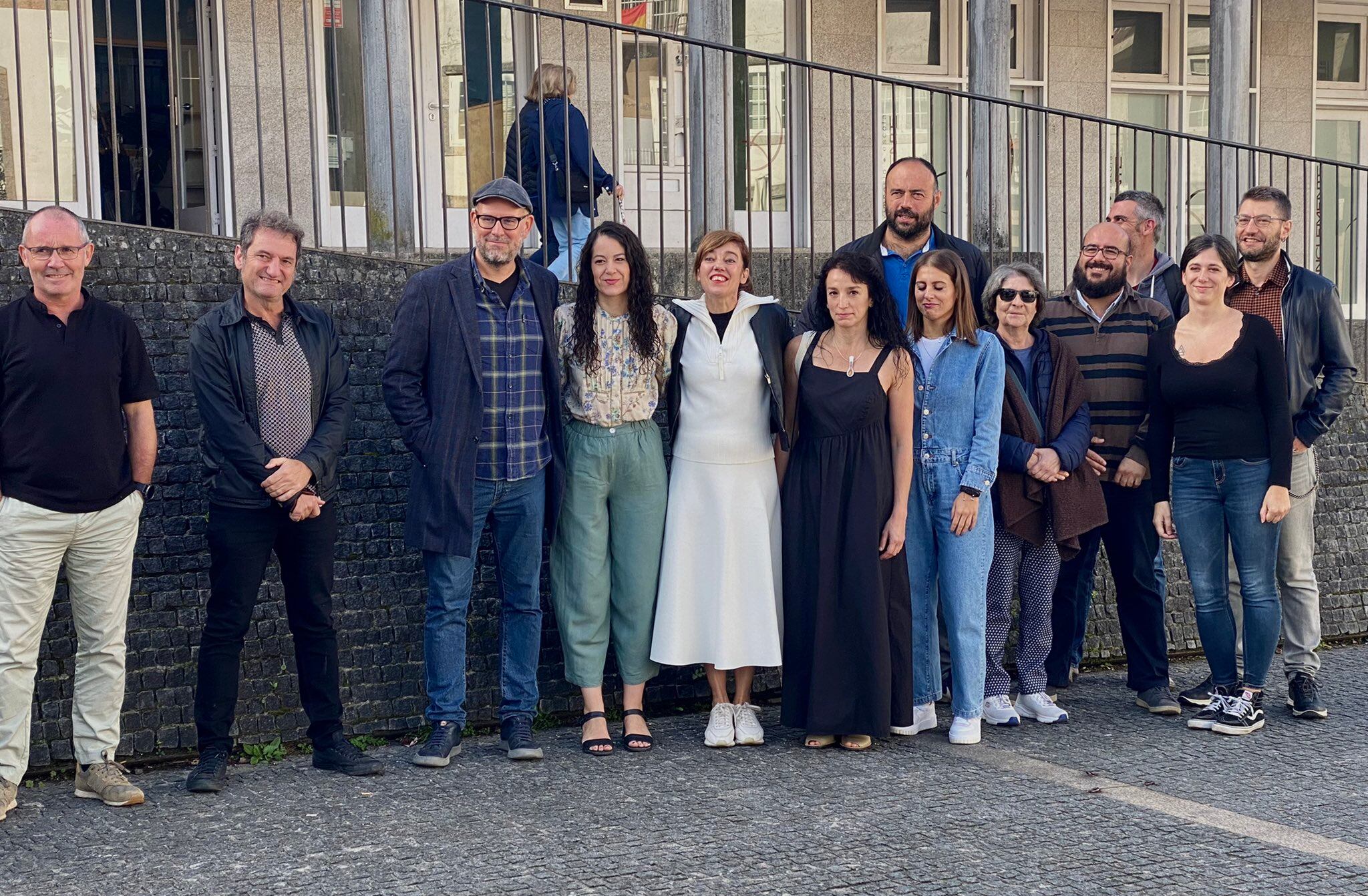 María Rozas, en el centro de la imagen, rodeada por Martiño Noriega y Marta Lois, y otros compañeros de Compostela Aberta