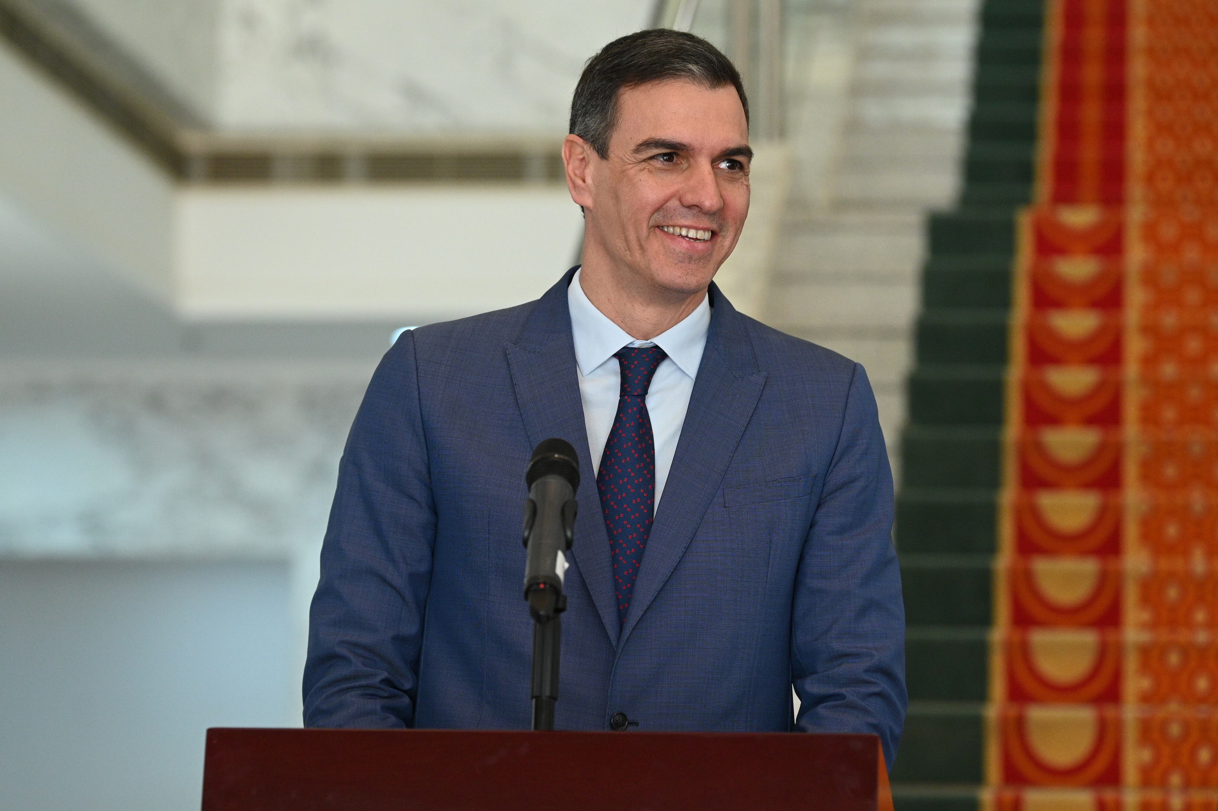 El presidente del Gobierno de España, Pedro Sánchez (c), durante la declaración conjunta ante los medios de comunicación junto a la presidenta de la Comisión Europea, Ursula von der Leyen, y el presidente de Mauritania, Mohamed Ould Ghazouani, tras reunirse este jueves en Nuakchot (Mauritania).