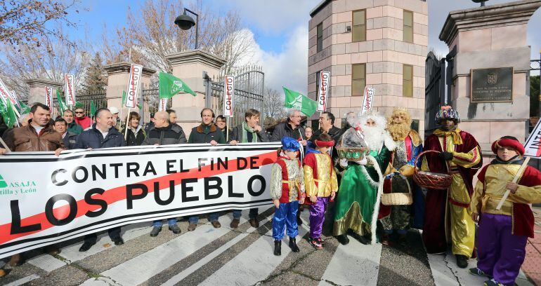 Manifestación convocada por ASAJA frente a la Presidencia de la Junta