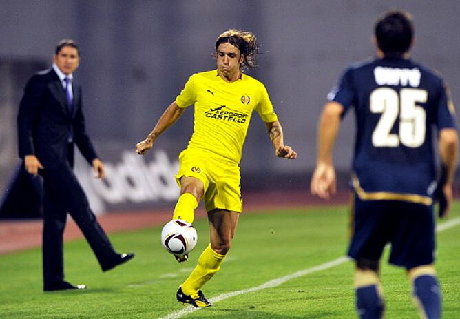 El defensa central argentino del Villarreal evita que un balón salga por la línea de banda