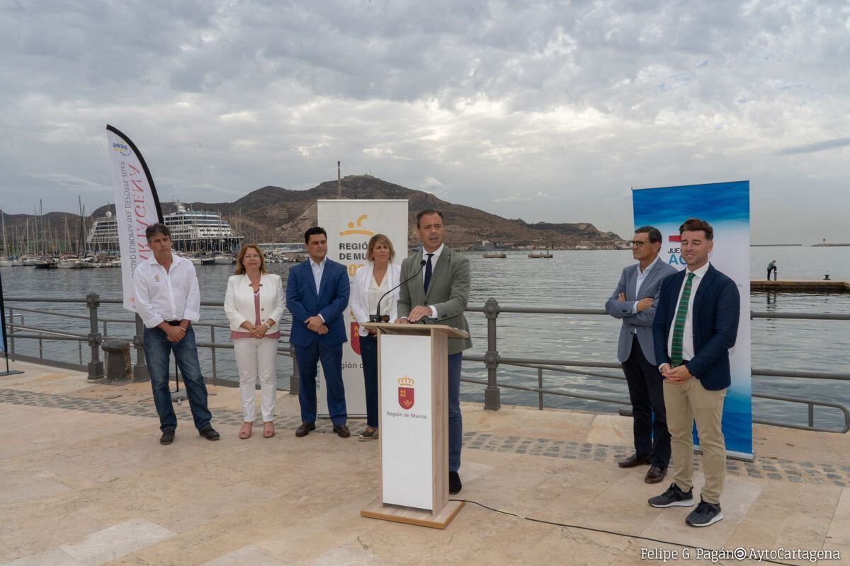 El consejero de Turismo, Marcos Ortuño, junto a otros representantes públicos