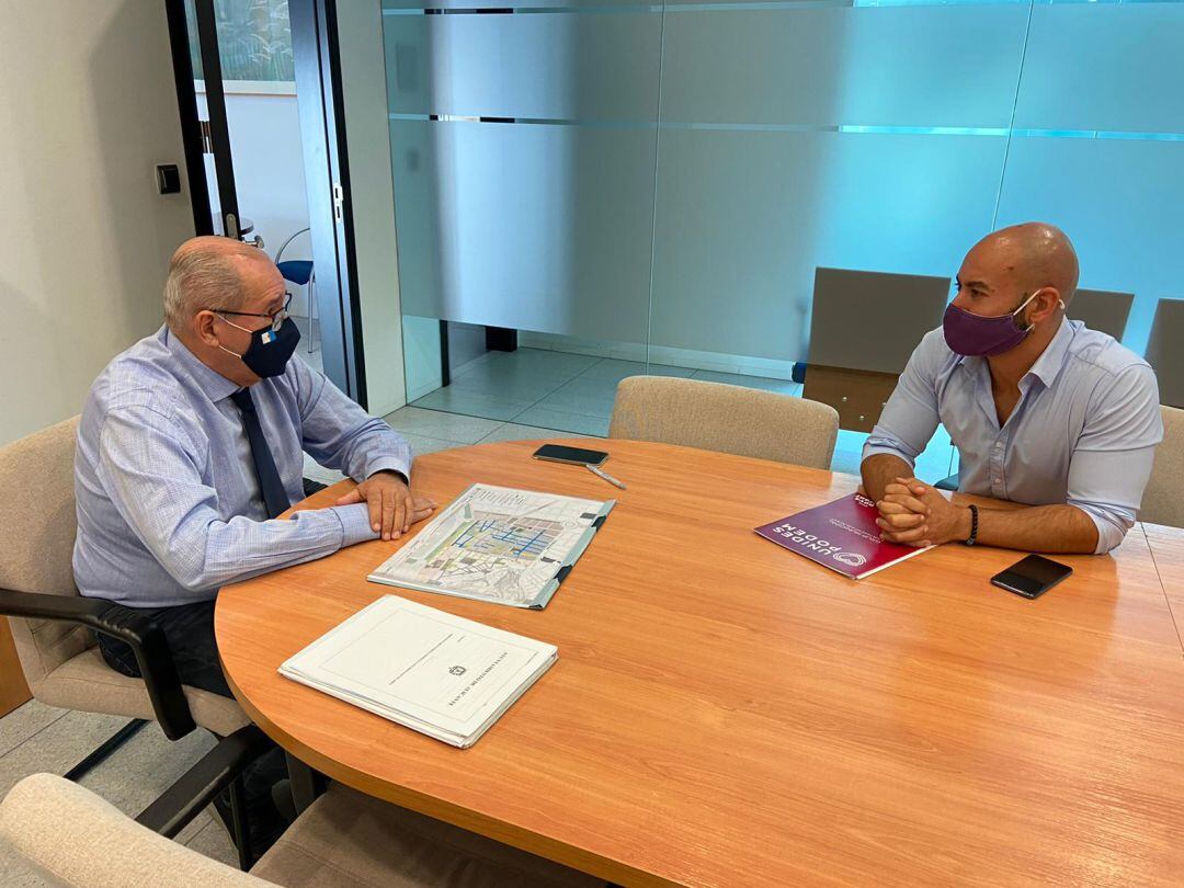 El edil de Infarestructas, José Ramón González (i) y Xavi López (d), portavoz de Unidas Podemos