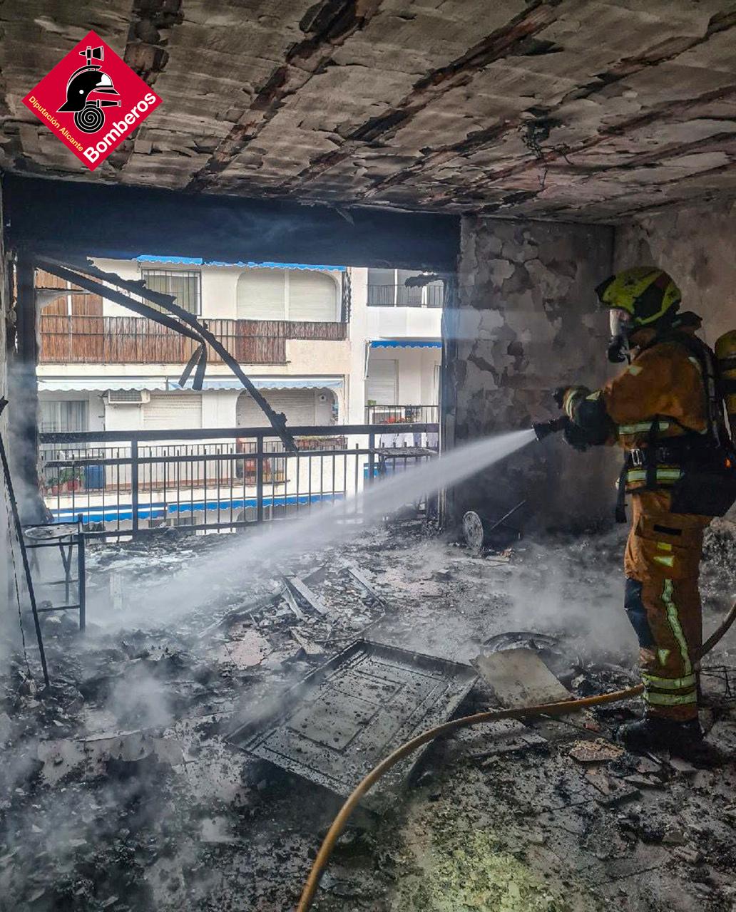 Así ha quedado el interior de la vivienda incendiada en Altea / CPBA