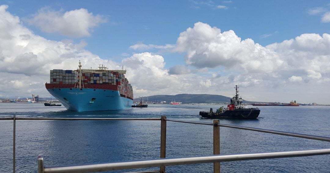 Un barco en el puerto de Algeciras.