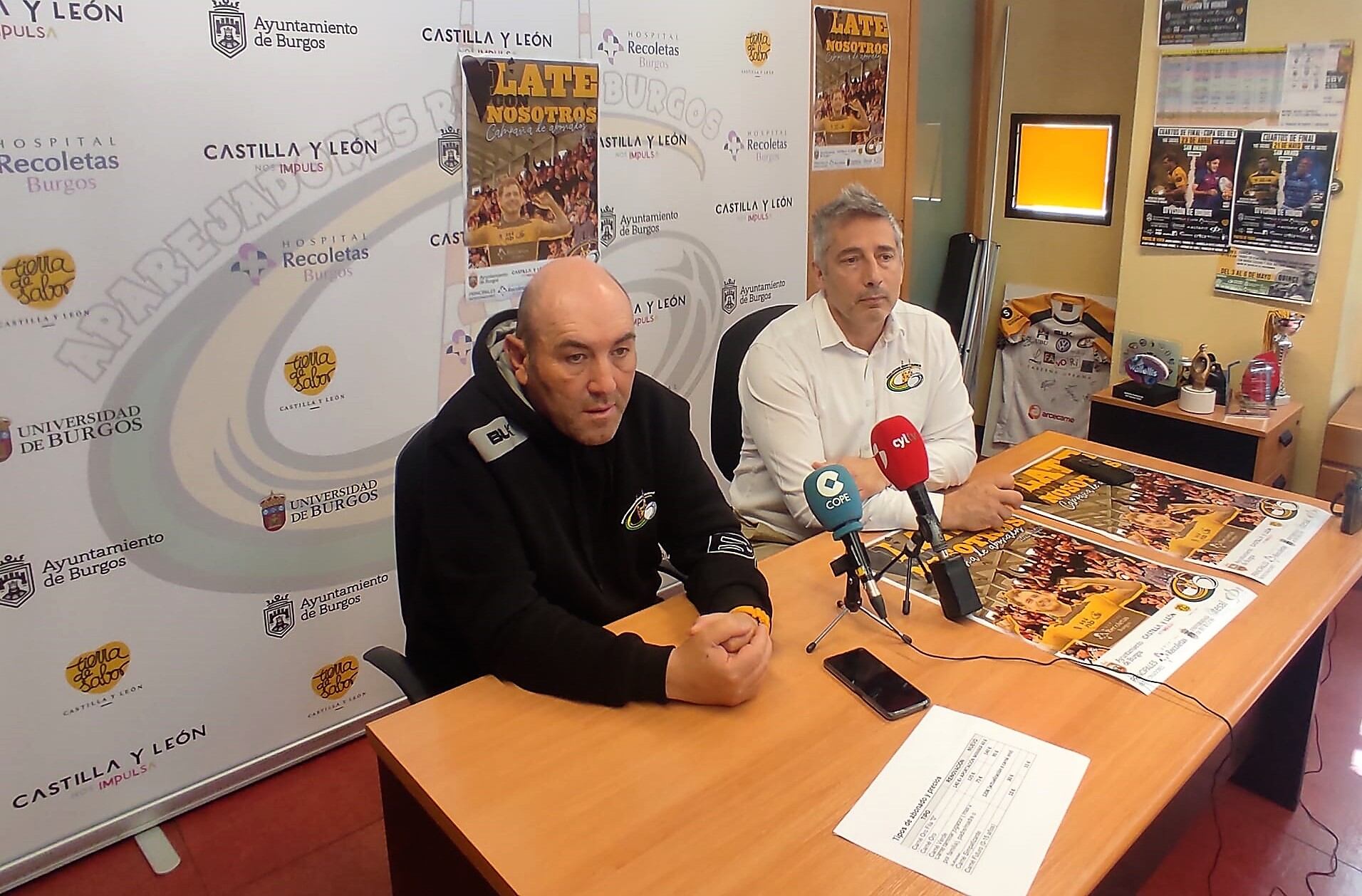 Manuel Vadillo, presidente del Aparejadores Burgos, y Miguel Ángel Manso, directivo del club burgalés. / Foto: Radio Castilla