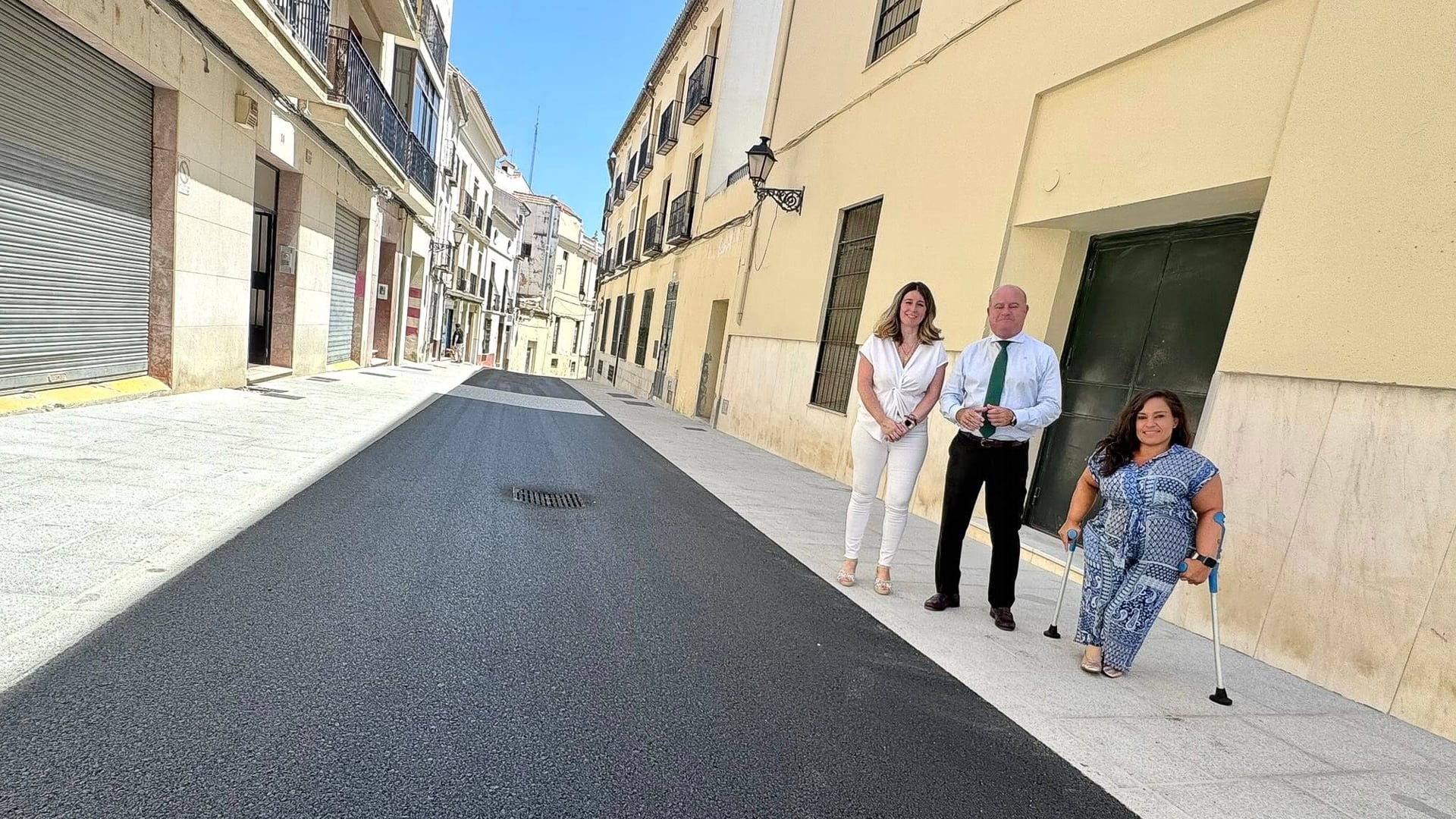 El alcalde de Antequera visita la finalización de las obras de la calle Aguardenteros