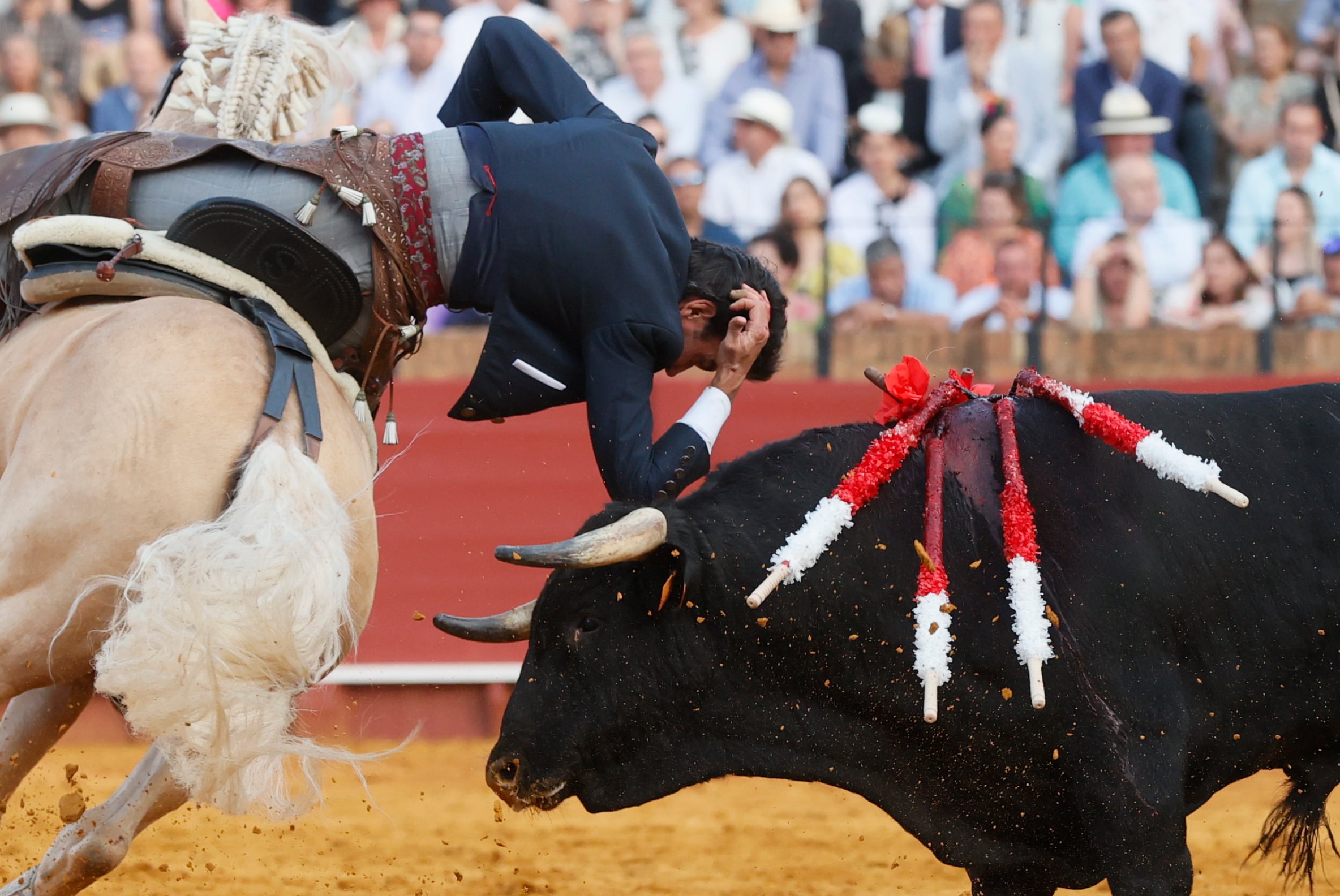 SEVILLA, 14/04/2024.- El rejoneador Sergio Galán en su faena al segundo de su lote durante la corrida de rejones que se ha celebrado hoy domingo en la plaza de toros de La Maestranza, en Sevilla. EFE / Jose Manuel Vidal.
