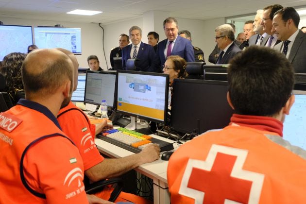 El alcalde, Juan Espadas, visita el Centro de Coordinación Operativa (CECOP)