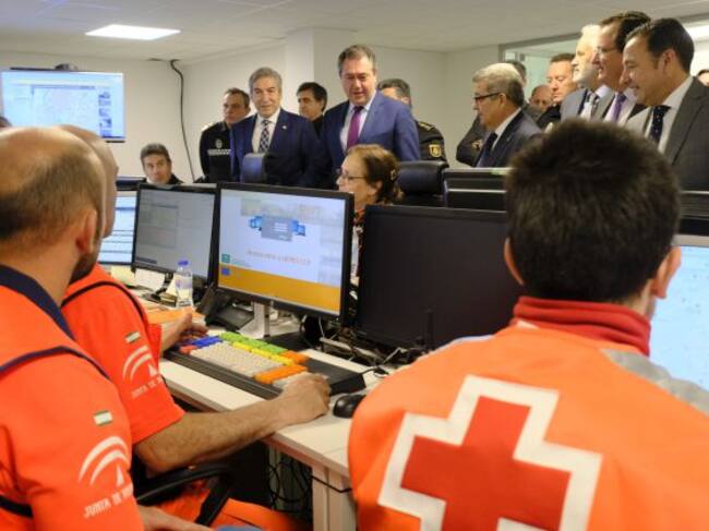 El alcalde, Juan Espadas, visita el Centro de Coordinación Operativa (CECOP)