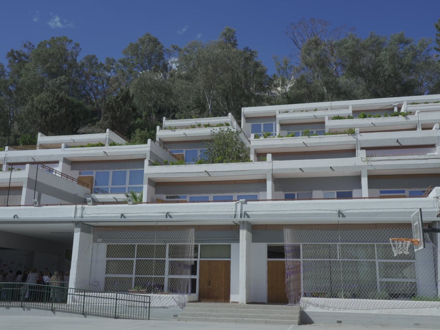 La placa reconoce el valor arquitectónico del centro escolar inaugurado en 1963