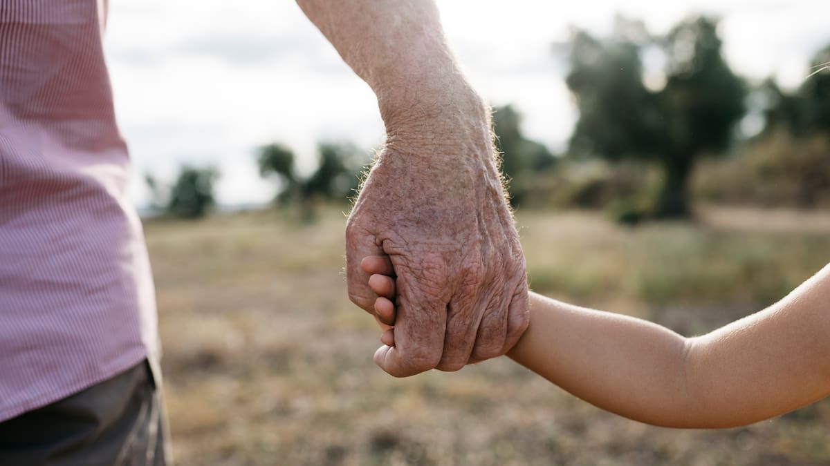 "Quiero organizar los apuntes para ayudar a mis nietos": la prioridad de Luis, que se ha sacado el bachiller con 87 años