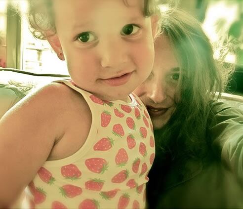 La cooperante Laura Martínez y su hija Nikita