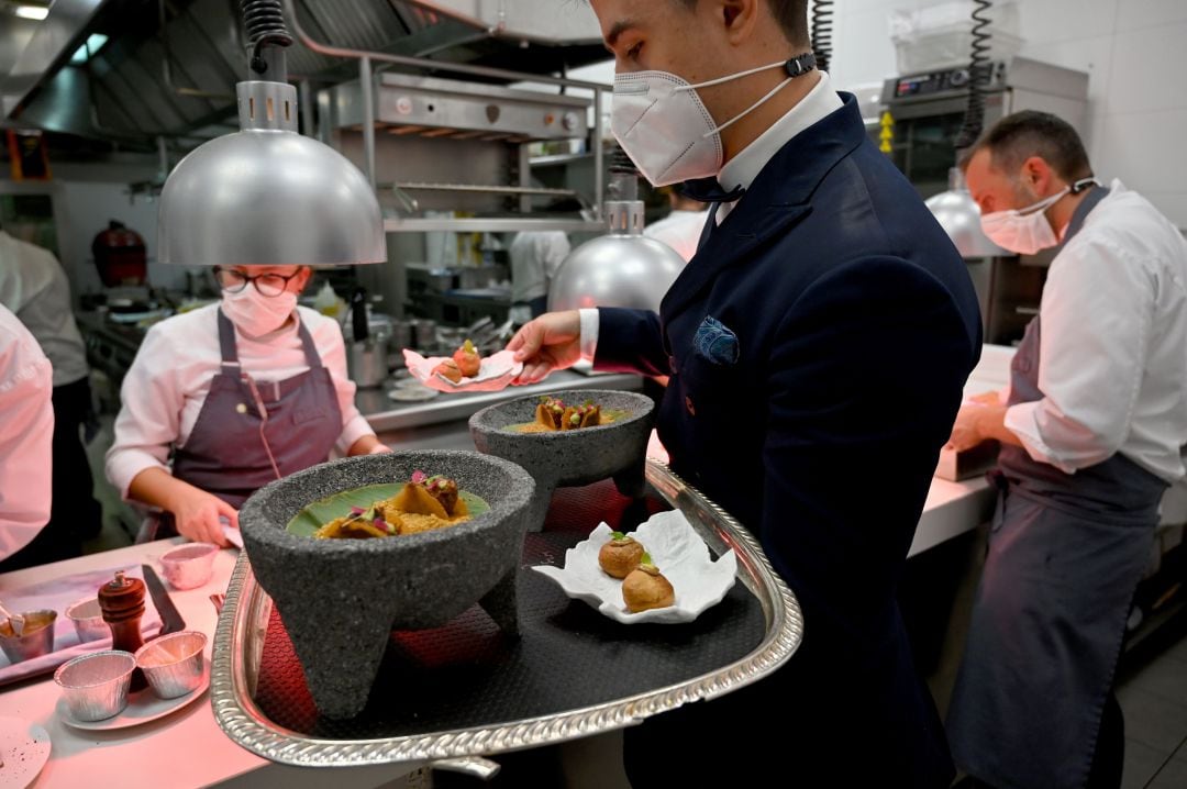 La cocina de Paco Roncero Restaurante, distinguido con dos estrellas Michelin en el Casino de Madrid, durante la pandemia de COVID.